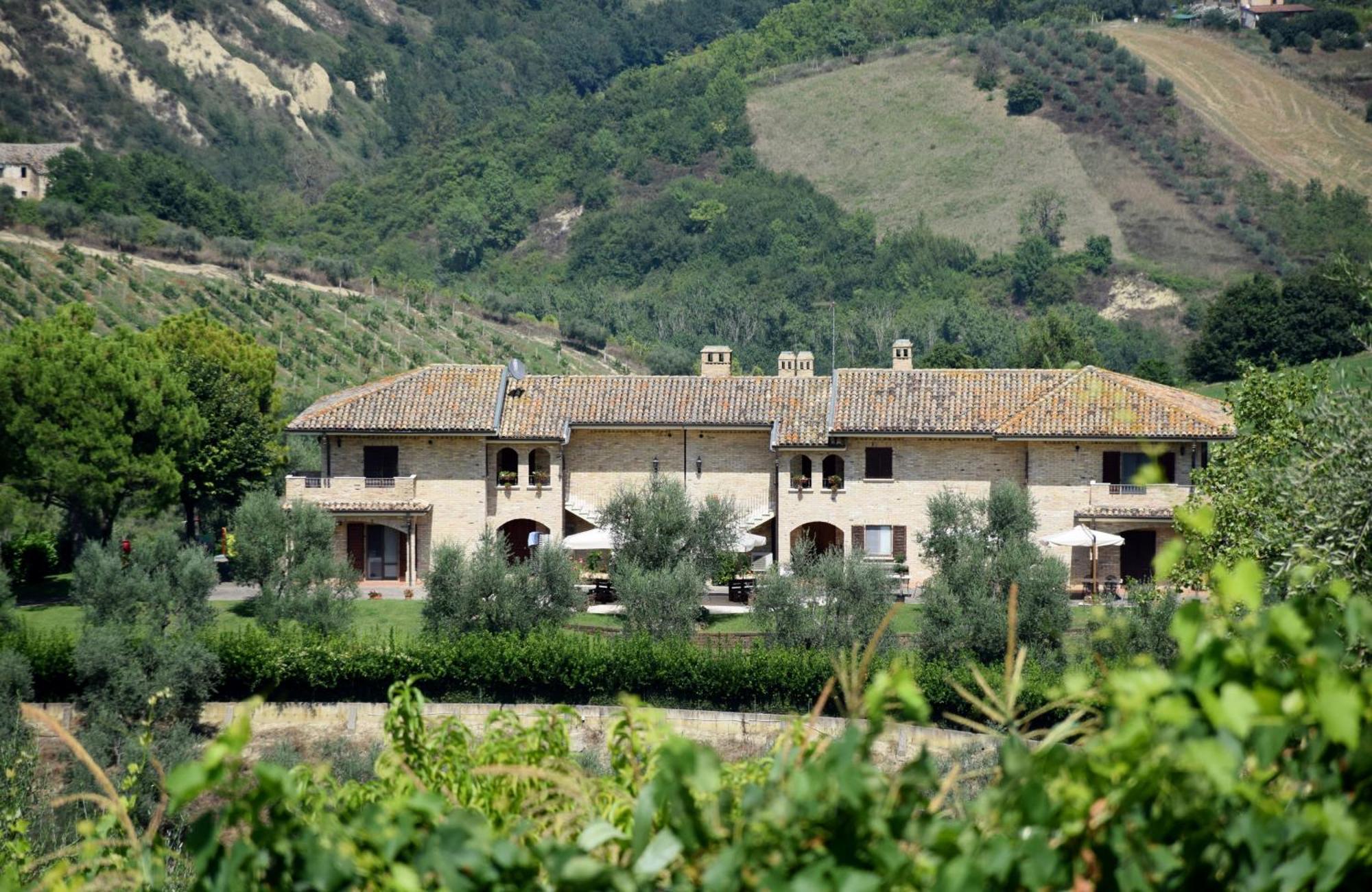 Agriturismo Il Crinale Castorano  Экстерьер фото